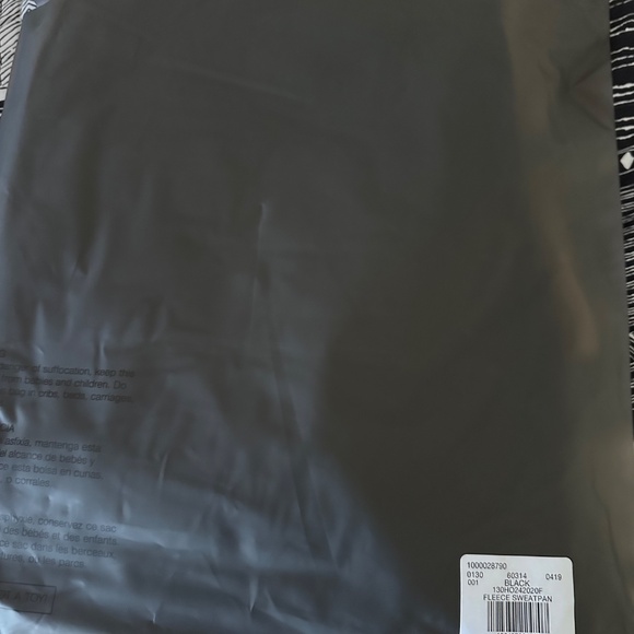 Essential Sweatpants - Picture 4 of 4